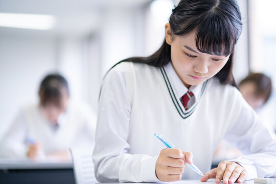 授業を受ける学生