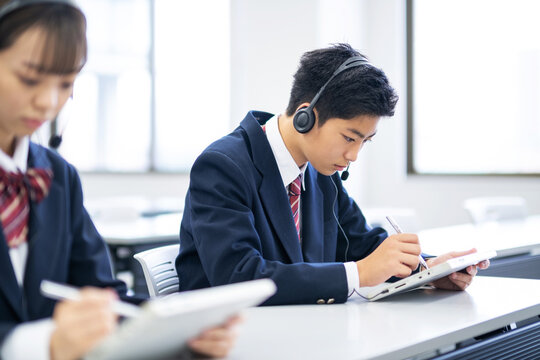 授業を受ける学生