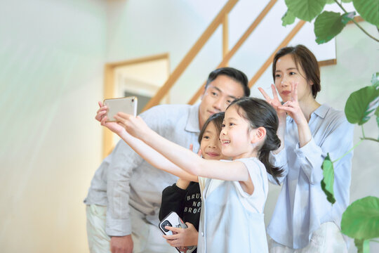 スマートフォンで自撮りする家族