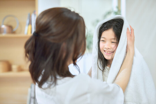 お風呂あがりに紙を拭いてもらう女の子
