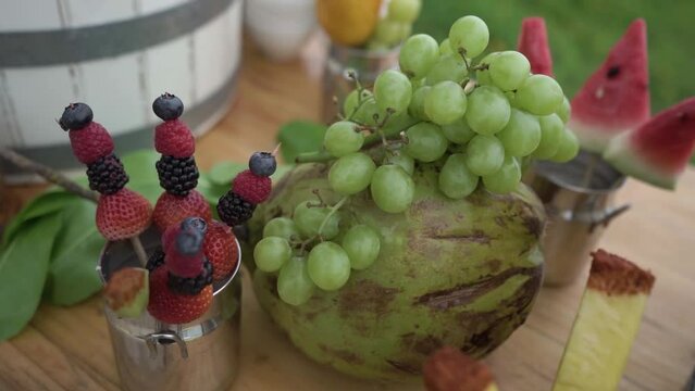 BROCHETAS DE FRUTAS COCO UVA SAND&Iacute;A