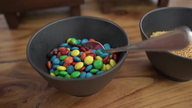 DULCES DE CHOCOLATE EN UN PLATO HONDO