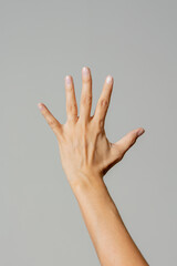 Main à cinq doigt sur fond uni
