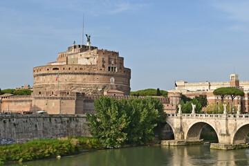 Roma,  Castel Sant'Angelo ed il porte sul Tevere