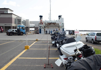フェリーに乗るバイク