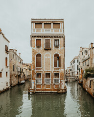 Fototapeta na wymiar Haus im Kanal von Venedig