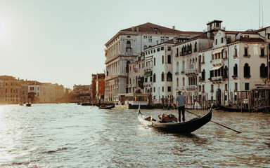 Fototapeta na wymiar Gondoliere am Canal Grande in Venedig.