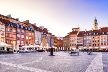 Old Town Square in Warsaw during a Sunny Day - obrazy, fototapety, plakaty