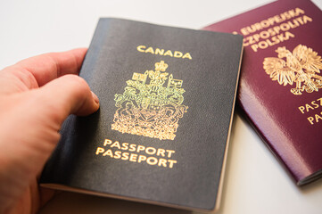 Podwójne obywatelstwo, polski i kanadyjski paszport. Unia Europejska, strefa Schengen, Kanada. Podróże. - obrazy, fototapety, plakaty