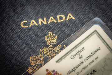 Kanadyjski paszport i certyfikat obywatelstwa. Obywatel kanady. Obywatelstwo. Commonwealth.  - obrazy, fototapety, plakaty