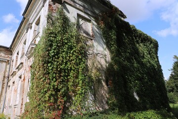 Stary zrujnowany pałac na polskiej wsi