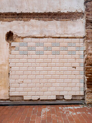Muro con baldosas de un edificio en ruinas