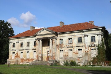 Fototapeta na wymiar Stary opuszczony pałac na polskiej wsi