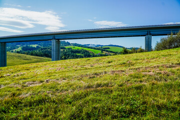 Most drogowy w górach na Słowacji w Europie, latem. Beskid Śląski