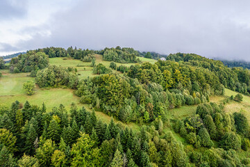 Koniaków, wieś w górach na Śląsku w Polsce latem. Pogoda pochmurna, bardzo klimatyczna.