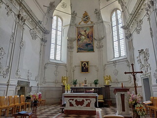 A panorama of the limited but reasonably acceptable brightness of the altar of the Dominican church.