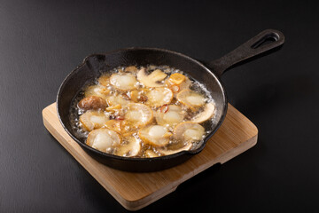 ベビーホタテのアヒージョ