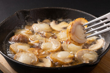 ベビーホタテのアヒージョ