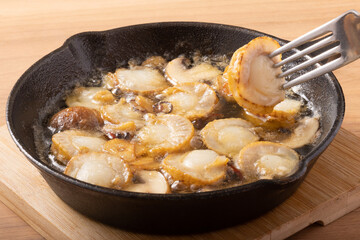 ベビーホタテのアヒージョ