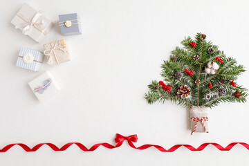 クリスマスツリーとプレゼントボックス　白背景　リボンフレーム