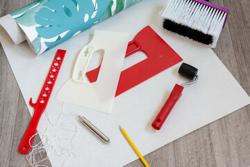 Accessoires pour pose de papier peint. 