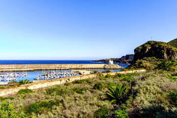 Das Bild ist eine schöne Aufnahme des Yachthafens von Garachico. Es zeigt die Schönheit der Kanarischen Inseln und die Vielfalt der Wassersportmöglichkeiten, die die Inseln bieten.