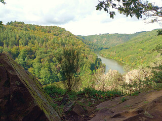 Blick auf die Saar in der Nähe der Saarschleife bei Mettlach, mit dem Baumwipfelpfad Saarschleife...