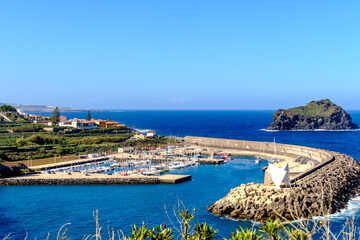 Das Bild ist eine schöne und informative Aufnahme des Yachthafens von Garachico. Es zeigt die Schönheit der Kanarischen Inseln und die Vielfalt der Wassersportmöglichkeiten, die die Inseln bieten.