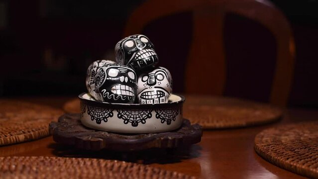 Calaveras de talavera dia de muertos en m&eacute;xico tradici&oacute;n y cultura iluminaci&oacute;n calida