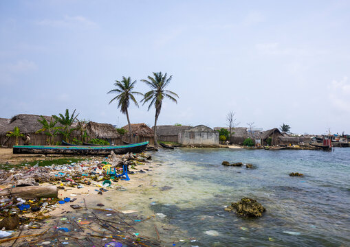 Panama, San Blas Islands, Mamitupu, Pollution On The Banks Of A Kuna Indian Village