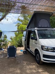 Bulli mit Hochdach am Meer im Urlaub 