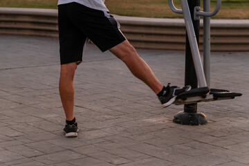 Hombre tercera edad haciendo ejercicio en la calle