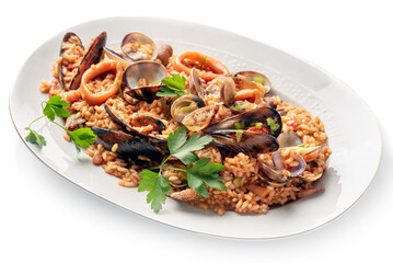 Vassoio con risotto alla pescatora, ricetta tradizionale di risotto condito con frutti di mare, cibo italiano 
