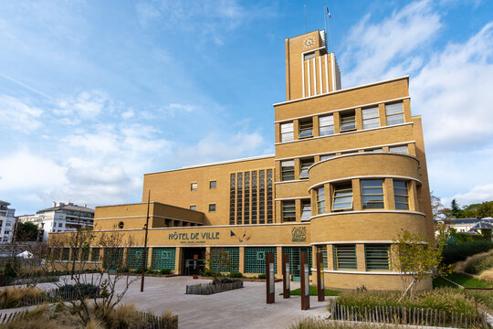 Cachan, France - 28 septembre 2023: Vue ext&eacute;rieure de l'h&ocirc;tel de ville de Cachan. Cachan est une  commune fran&ccedil;aise situ&eacute;e dans le d&eacute;partement du Val-de-Marne en r&eacute;gion &Icirc;le-de-France, au sud de Paris