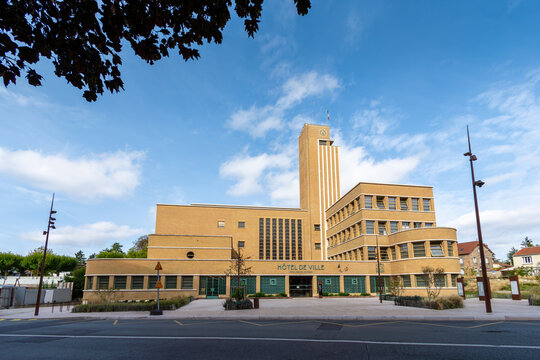 Cachan, France - 28 septembre 2023: Vue ext&eacute;rieure de l'h&ocirc;tel de ville de Cachan. Cachan est une  commune fran&ccedil;aise situ&eacute;e dans le d&eacute;partement du Val-de-Marne en r&eacute;gion &Icirc;le-de-France, au sud de Paris