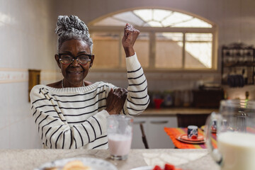 Mulher idosa alegre mostrando que ainda e forte.