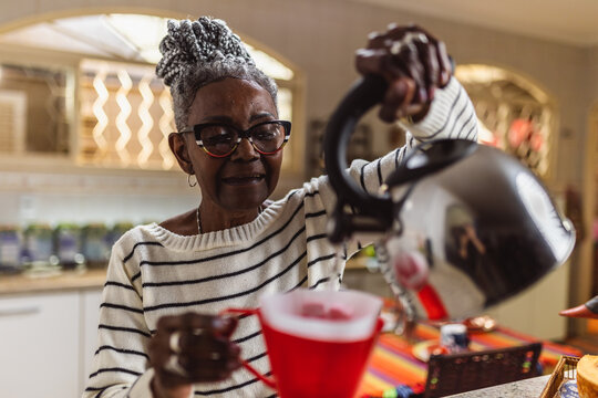 Mulher idosa desfruantando de um delicioso cafe fresco pela manha.