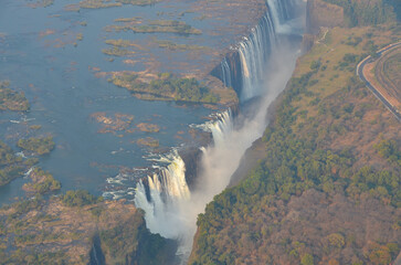 Cataratas Victoria al atardecer desde el aire