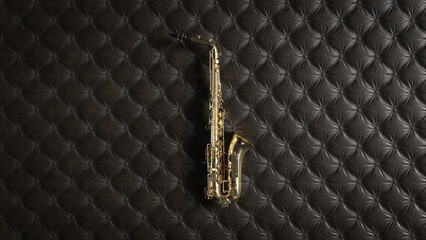 Schönes Saxophon auf Leder Hintergrund