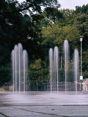Fototapeta premium Innenstadt Marburg an der Lahn, Wasserspiele vor Piscator Haus, Luftverbesserung, am Tage