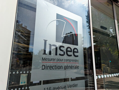 Montrouge, France - 28 septembre 2023: Enseigne &agrave; l'entr&eacute;e du si&egrave;ge de l'Institut national de la statistique et des &eacute;tudes &eacute;conomiques (INSEE), organisme charg&eacute; des statistiques officielles en France