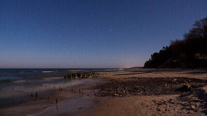 Kamienista plaża nad Morzem Bałtyckim w nocy