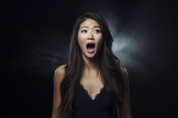 Naklejka premium A woman with a surprised expression on her face. Can be used to depict shock, astonishment, or disbelief. Suitable for various applications.