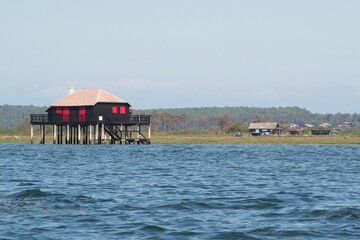 cabane tchanquée rouge et une partie de l'ile aux oiseaux