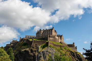 Edinburgh Castle vor einem teilweise bewölktem Himmel
