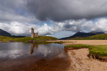 Ardvreck Castle mit Spiegelung im Loch Assynt, Schottland