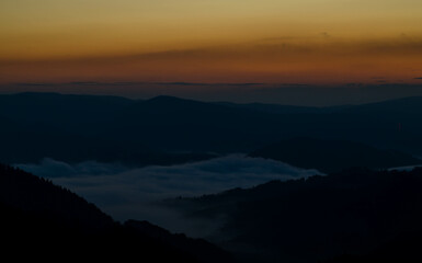 Wschód słońca w Beskidzie Sądeckim (Polska)