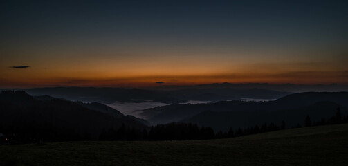 Wschód słońca w Beskidzie Sądeckim (Polska) © Piotr