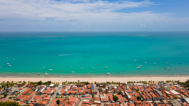 foto drone praia em maragogi alagoas pernambuco com sol e tempo limpo no ver&atilde;o