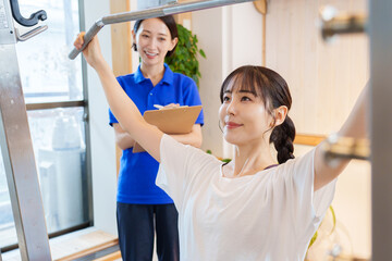 パーソナルジムでトレーニングをする女性